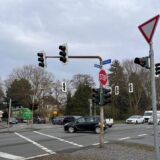 Autos fahren in Unna über die Kreuzung B1/Hertingerstraße.