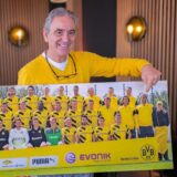 Gastronom Toni Pace steht im Restaurant seiner Söhne und zeigt das BVB-Mannschaftsfoto, auf dem er neben Jürgen Klopp steht.