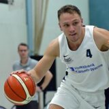 Lukas Wiedey geht am Spieler vorbei