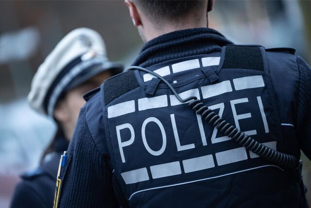 Zwei Polizeibeamte stehen beeinander.