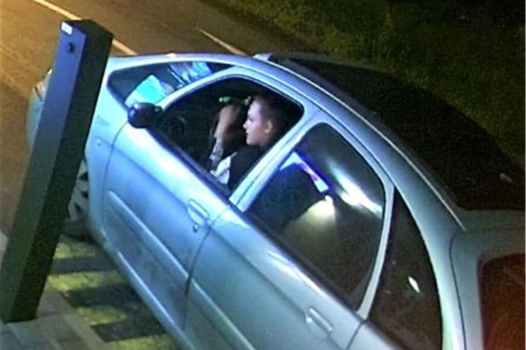 Eine Frau sitz am Steuer eines blauen Citroen und gibt im Drive-In eines Schnellrestaurants eine Bestellung auf. Eine Frau sitz am Steuer eines blauen Citroen und gibt im Drive-In eines Schnellrestaurants eine Bestellung auf.