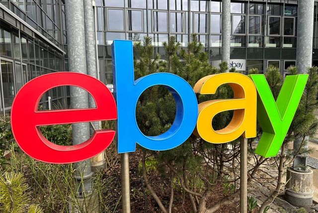 Das bunte Logo von Ebay vor einem Gebäude.