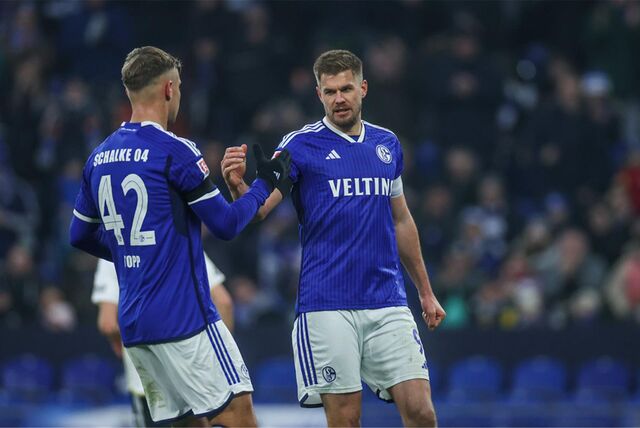 13.01.2024, Fussball, 2. Bundesliga, Saison 2023/2024,Testspiel, FC Schalke 04 – KAS Eupen, v. l. Keke Topp (FC Schalke 04), Simon Terodde (FC Schalke 04) jubeln.
