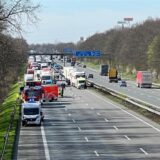 Der Verkehr staut sich nach einem Unfall auf der A2 bei Recklinghausen