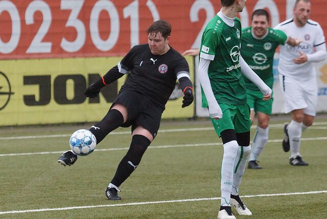 Mühlhausens Keeper Lennis Ostermann (l.) beim Abschlag.