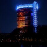 Der beleuchtete Gasometer in Oberhausen bei Nacht.