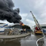 Die Feuerwehr löscht einen Großbrand an einer Lagerhalle in Dortmund-Aplerbeck.