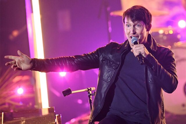 Der britische Sänger James Blunt steht beim Finale der Castingshow „The Voice of Germany 2021“ auf der Bühne.