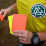 DFB-Schiedsrichter mit Roter und Gelber Karte.