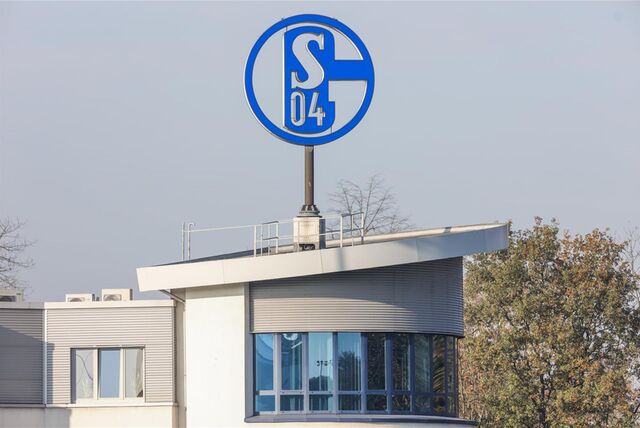Das Logo auf der Geschäftsstelle des FC Schalke 04 wird sich vorerst weiter drehen.