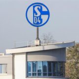 Das Logo auf der Geschäftsstelle des FC Schalke 04 wird sich vorerst weiter drehen.
