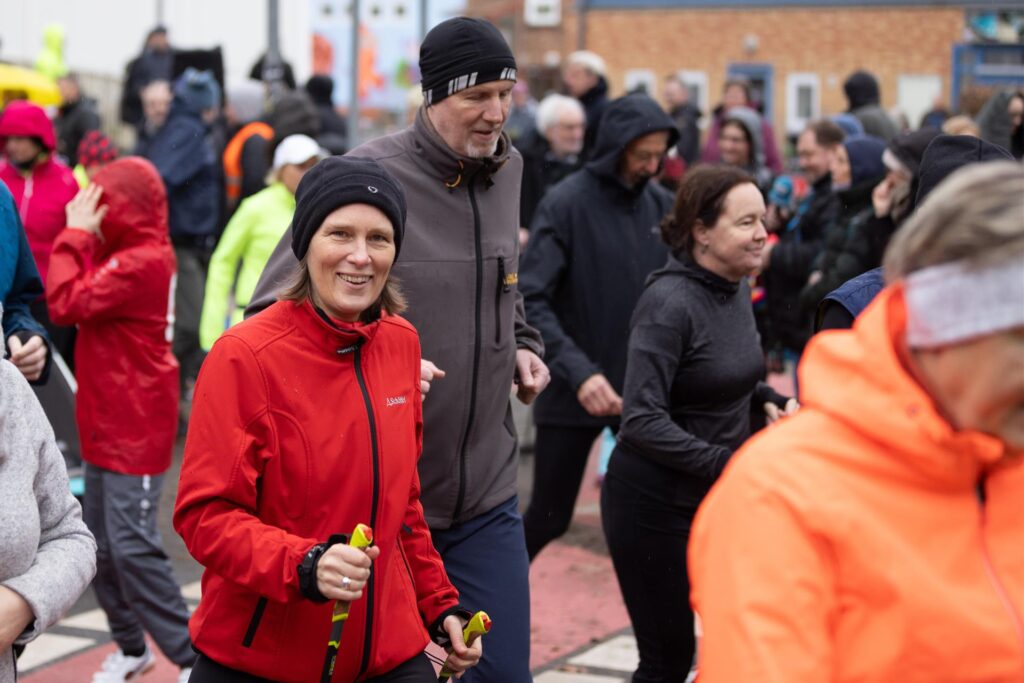 Beim Silvesterlauf 2023 in Unna gehen und laufen zahlreiche Kinder, Jugendliche, Frauen und Männer.