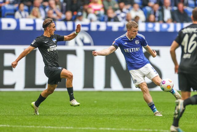 08.10.2023, Fussball, 2. Bundesliga, 9. Spieltag, Saison 2023/2024, FC Schalke 04 – Hertha BSC, v. l. Michal Karbownik (Hertha BSC), Derry John Murkin (FC Schalke 04)