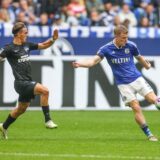 08.10.2023, Fussball, 2. Bundesliga, 9. Spieltag, Saison 2023/2024, FC Schalke 04 – Hertha BSC, v. l. Michal Karbownik (Hertha BSC), Derry John Murkin (FC Schalke 04)