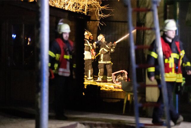 Feuerwehrleute löschen die Kita Herz-Jesu in Unna-Königsborn nach einer Brandstiftung am Abend des 15. März 2024.