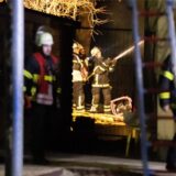 Feuerwehrleute löschen die Kita Herz-Jesu in Unna-Königsborn nach einer Brandstiftung am Abend des 15. März 2024.