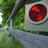 Blitzgerät steht an einer Straße