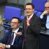Karl Lauterbach (SPD), Bundesminister für Gesundheit, spricht bei der Debatte zum Gesetz zur kontrollierten Freigabe von Cannabis im Bundestag.