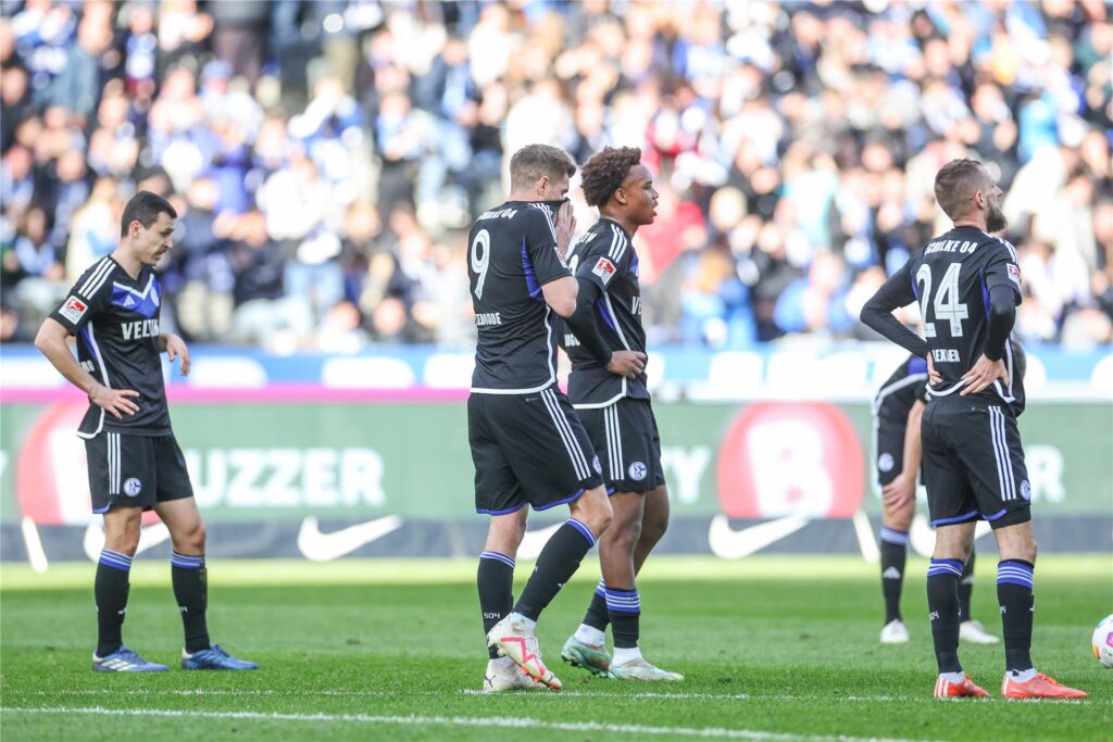 Frustrierte Schalker Spieler (v.l.): Ron Schallenberg, Simon Terodde, Assan Ouédraogo und Dominick Drexler. Frustrierte Schalker Spieler (v.l.): Ron Schallenberg, Simon Terodde, Assan Ouédraogo und Dominick Drexler.