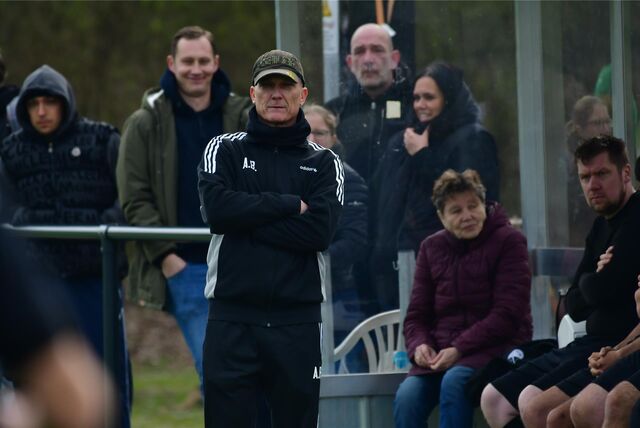 Andreas Berger am Spielfeldrand.