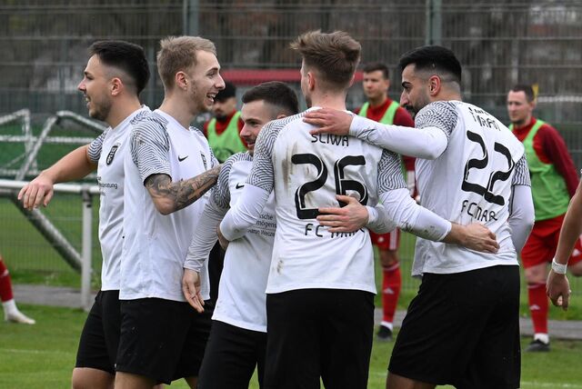 Die Spieler des FC Marl liegen sich beim Derby in den Armen. Der Spitzenreiter gewinnt auch beim VfB Hüls.