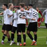 Die Spieler des FC Marl liegen sich beim Derby in den Armen. Der Spitzenreiter gewinnt auch beim VfB Hüls.