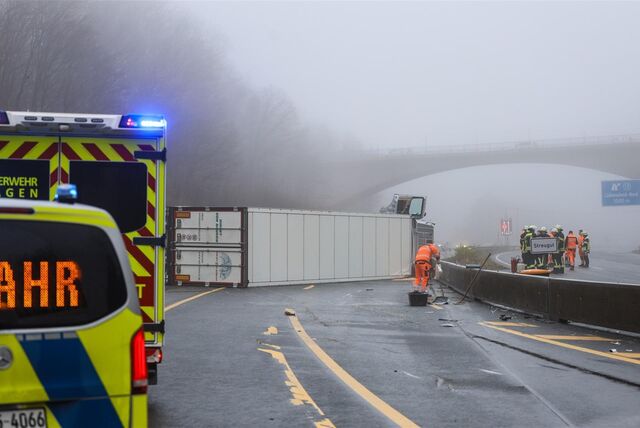 Ein Sattelzug mit 19 Tonnen Schinken ist auf der A45 bei Lüdenscheid auf die Seite gekippt.