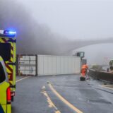Ein Sattelzug mit 19 Tonnen Schinken ist auf der A45 bei Lüdenscheid auf die Seite gekippt.