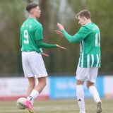 Noah Wacher (v.l.) und Fabian Konietzni feiern einen Treffer.