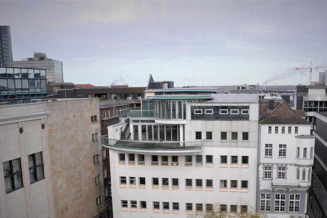 Die Außenterasse des Penthouse am Alten Markt thront über dem Platz.