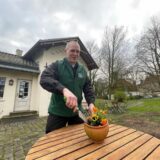 Guido Vortmann macht es vor dem Café Alte Kegelbahn auf dem Cappenberger Schlossgelände vor: Zum Eintopfen von Kübelplfanzen auf Terrasse und Balkon oder für die Verbesserung von Beeten braucht man keine Torf-Produkte zu nutzen.