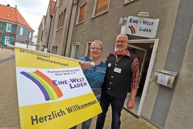 Sabine und Hans-Günther Wichmann stehen vor dem Eingang zum Eine-Welt-Laden in Unna.