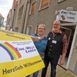 Sabine und Hans-Günther Wichmann stehen vor dem Eingang zum Eine-Welt-Laden in Unna.
