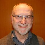 Pfarrer Jochen Voigt freut sich über die solidarische Unterstützung, die sein Diakonie-Projekt für Menschen in Not während der Bürgerhaushalt-Sitzung erhalten hat.