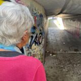 Eine Passantin steht zögernd am Eingang zu einem der Tunnel, die unter der Palaiseaustraße herführen. Graffiti und Müll sind gut zu erkennen.