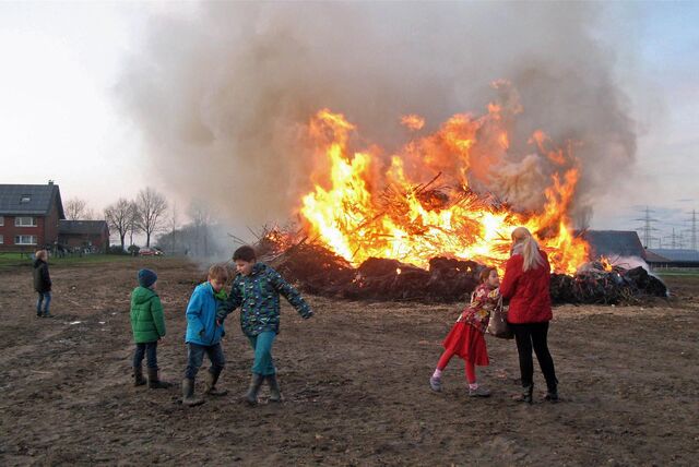 Ein brennendes Osterfeuer.