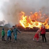 Ein brennendes Osterfeuer.