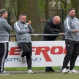 VfB-Coach Pascal Harder steht mit seinem Trainerteam am Seitenrand.