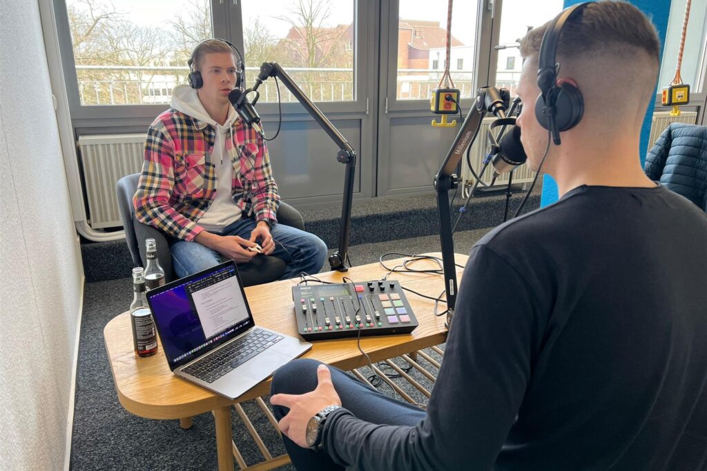 Gemeinsam mit Chris Thannheiser (vorne) hat Marvin Schuster über seine Fußballerlaufbahn gesprochen. Gemeinsam mit Chris Thannheiser (vorne) hat Marvin Schuster über seine Fußballerlaufbahn gesprochen.