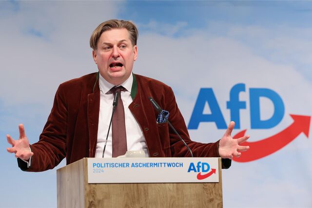 Maximilian Krah, Spitzenkandidat der AfD für die Europawahl, redet beim politischen Aschermittwoch der AfD.