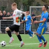 Phil Rosenkranz führt den Ball und wird von Ersin Kusakci verfolgt.