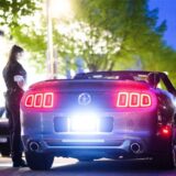 Polizisten kontrollieren ein getuntes Fahrzeug.