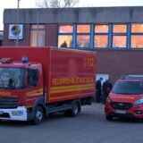 Zwei Autos der Feuerwehr Selm stehen auf dem Gelände der Feuerwehr.