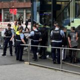 Die Polizei kontrolliert junge Verdächtige eines Raubüberfalls an der Kampstraße. (Archiv)