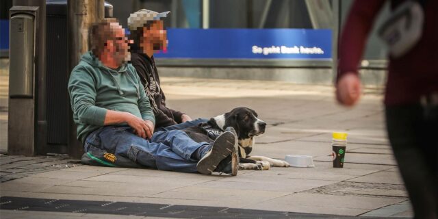 Wer in Dortmund durch aggressives Betteln auffällt, muss mit einem Platzverweis, einer Geldbuße oder einer Anzeige rechnen. Stilles Betteln ist hingegen erlaubt.
