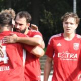 Spieler des Lüner SV jubeln gemeinsam
