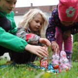 Kinder haben ein Osternest gefunden.