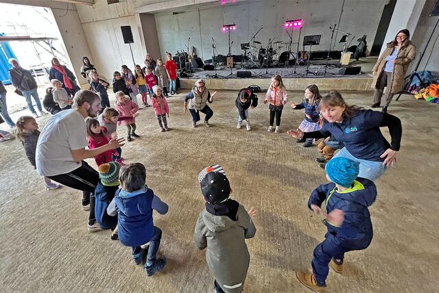 Die erste Party im Bildungszentrum: Kinder der SPI-Kita Vinckestraße führten am Donnerstag (21.03.) einen Tanz auf. Anlass war das Richtfest. Der Schul- und Kindergarten-Neubau nimmt Form an.
