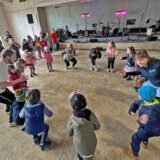 Die erste Party im Bildungszentrum: Kinder der SPI-Kita Vinckestraße führten am Donnerstag (21.03.) einen Tanz auf. Anlass war das Richtfest. Der Schul- und Kindergarten-Neubau nimmt Form an.