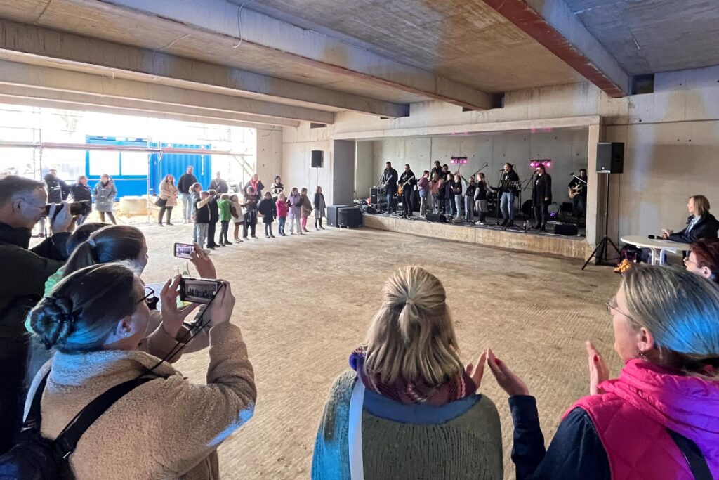 Wo einmal das Schulforum sein wird, machten die „Herti Rockers“ zum Richtfest Musik. Auch Kinder der OGS und der SPI-Kita Vinckestraße traten auf. Wo einmal das Schulforum sein wird, machten die „Herti Rockers“ zum Richtfest Musik. Auch Kinder der OGS und der SPI-Kita Vinckestraße traten auf.